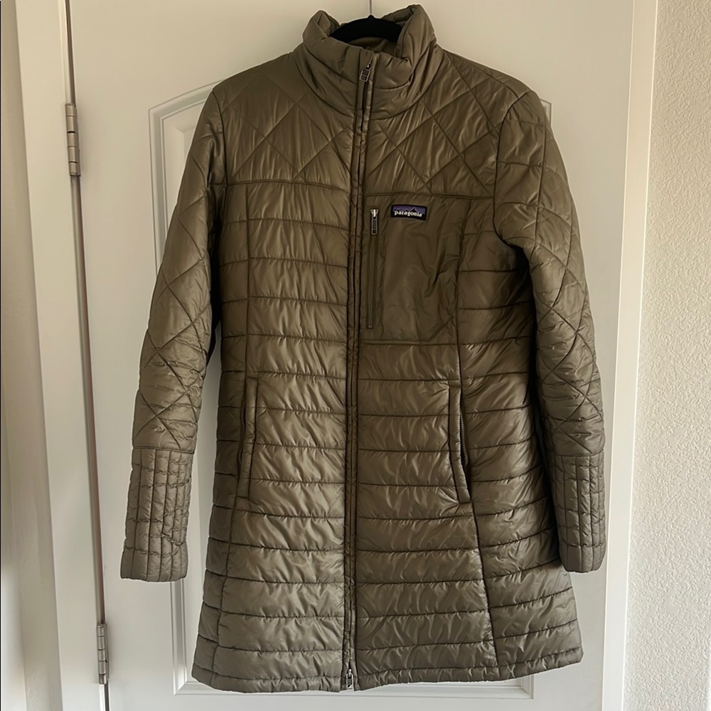 Patagonia Green Puffer Jacket with Quilted Design and High Collar